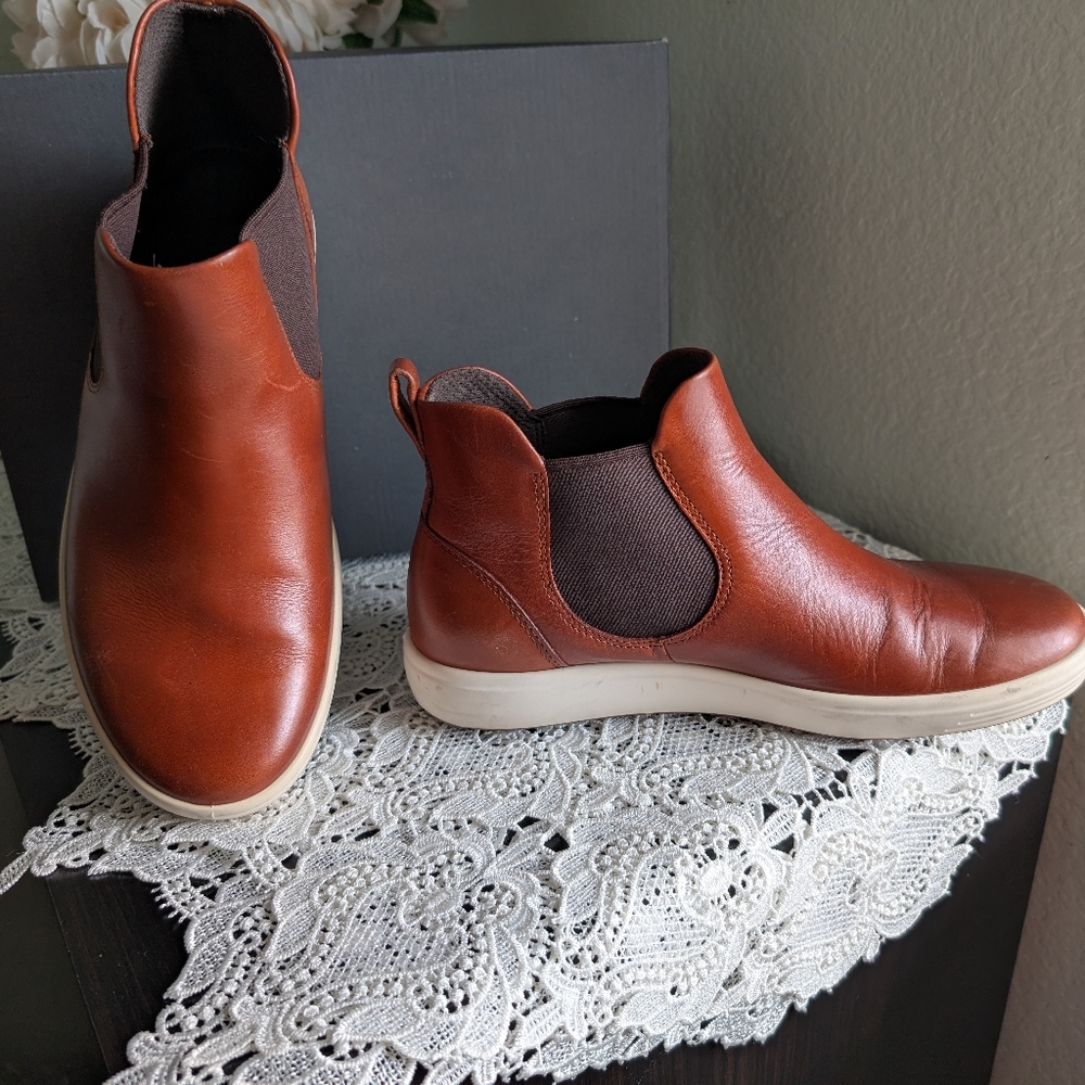 EUC Ecco Soft Chelsea Boot Cognac Size 8 women's